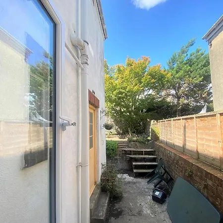 Colourful Vintage-styled In Lovely Southville Бристоль