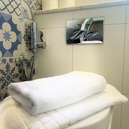 Colourful Vintage-styled In Lovely Southville Бристоль