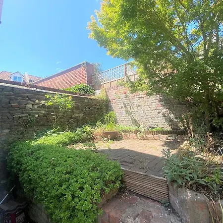 Colourful Vintage-styled In Lovely Southville Бристоль