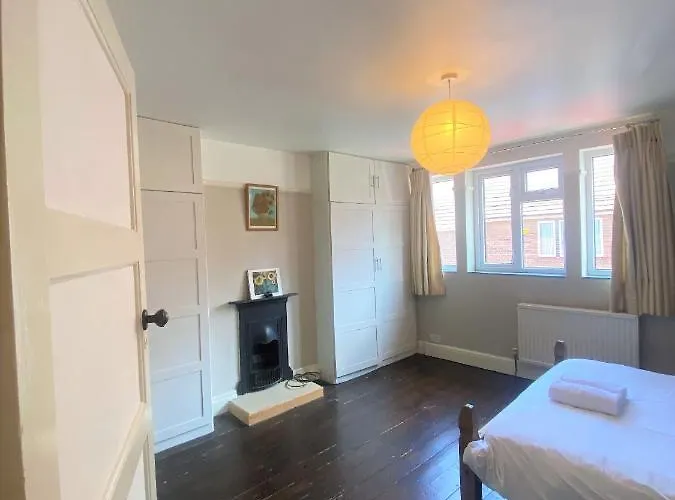 Colourful Vintage-styled In Lovely Southville * Бристоль