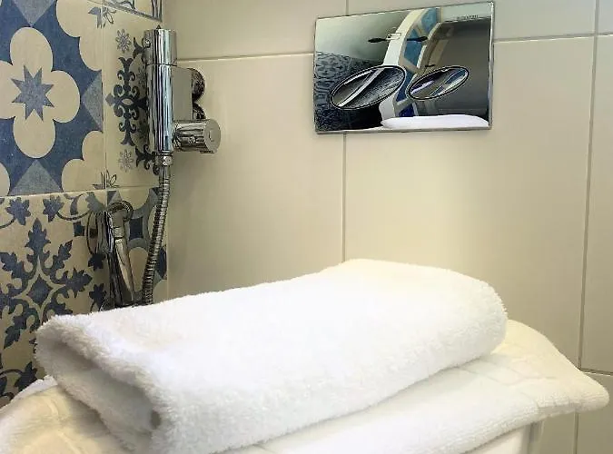 Colourful Vintage-styled In Lovely Southville Бристоль