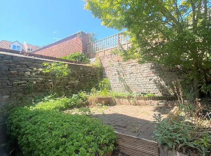 Colourful Vintage-styled In Lovely Southville Бристоль