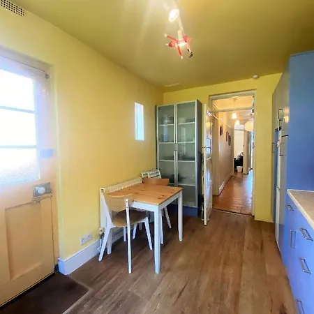 Vakantiehuis Colourful Vintage-styled In Lovely Southville *