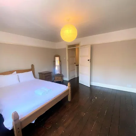 Colourful Vintage-styled In Lovely Southville Bristol