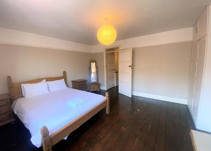 Colourful Vintage-styled In Lovely Southville Bristol